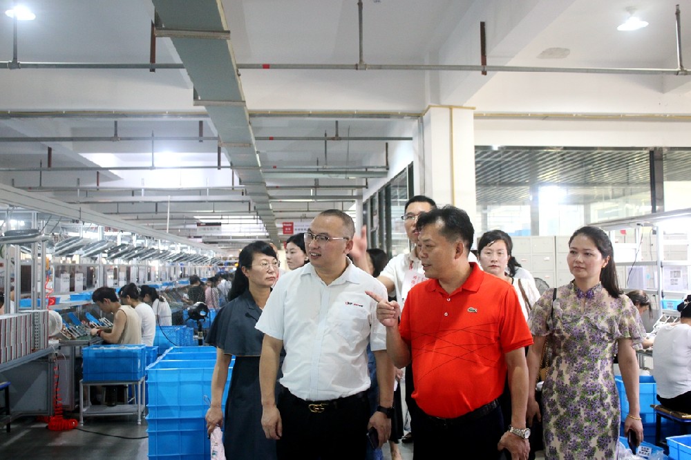 Linkage between schools and enterprises, cooperation began to surface, the University of South China Language and Literature School Party secretary Long Zhijian visited the group company